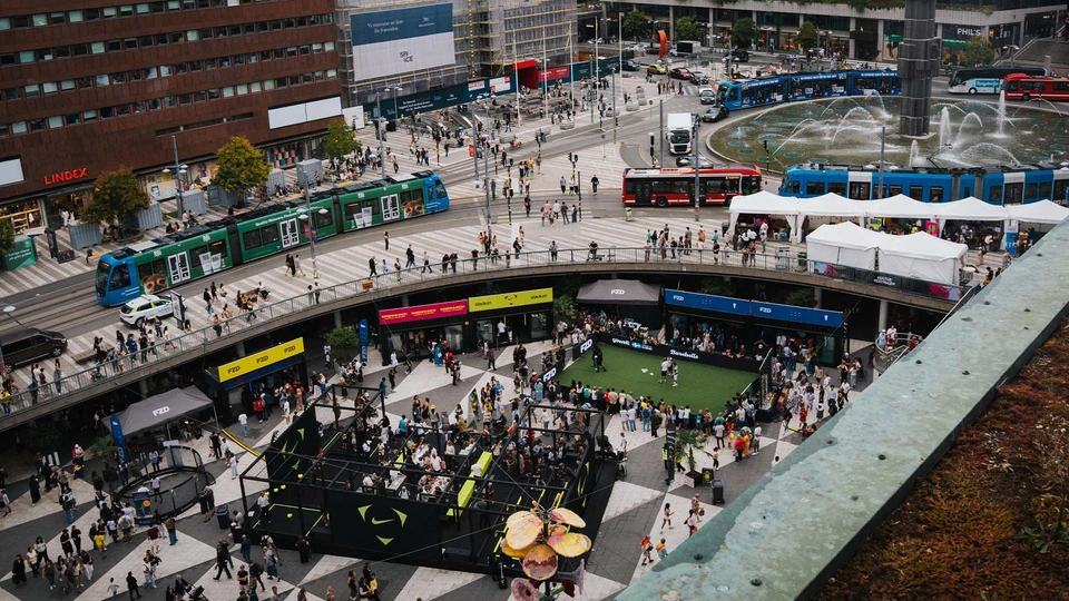 An overhead view of FUZED Trophy's sport and gaming event at Sergels Torg in Stockholm
